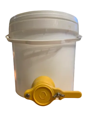 Round conical plastic bucket for food - 7 L - 10 kg honey with tap