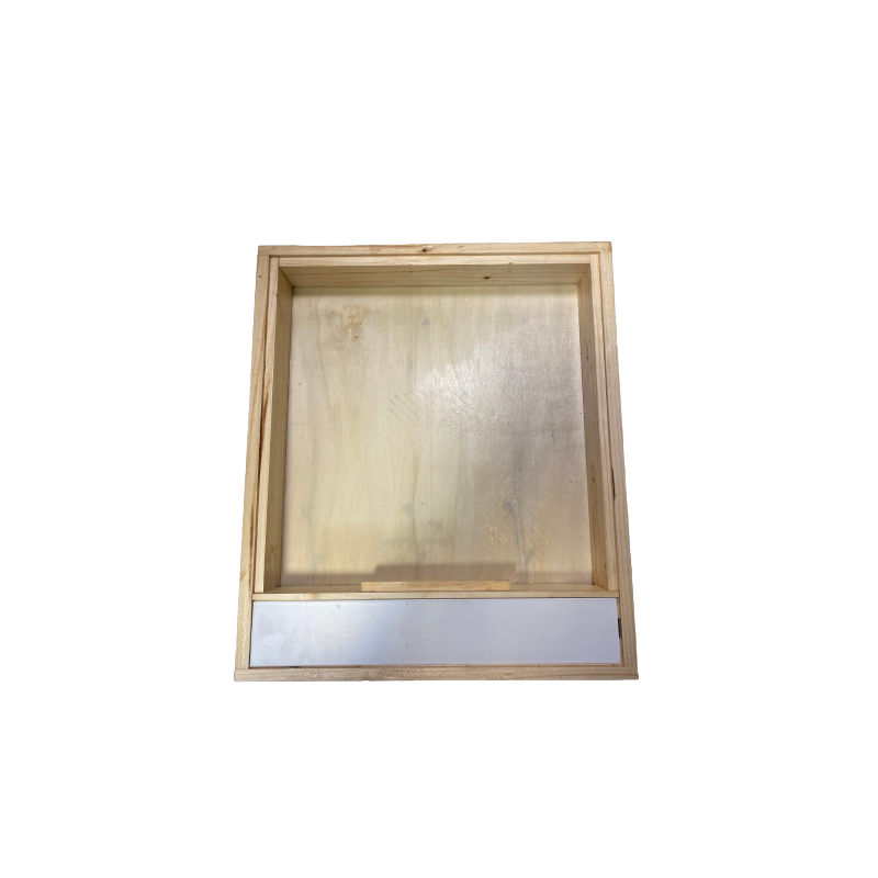 Paraffined feeder cover with sheet metal front bulkhead for d.b. 10-frame beehives